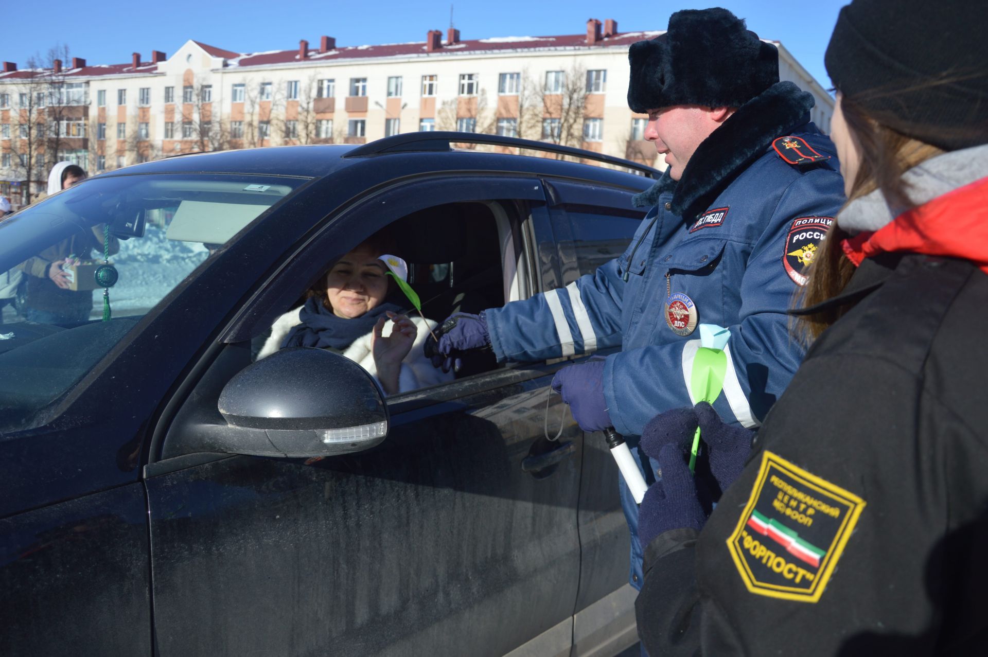 В Лениногорске дарят цветы для автоледи