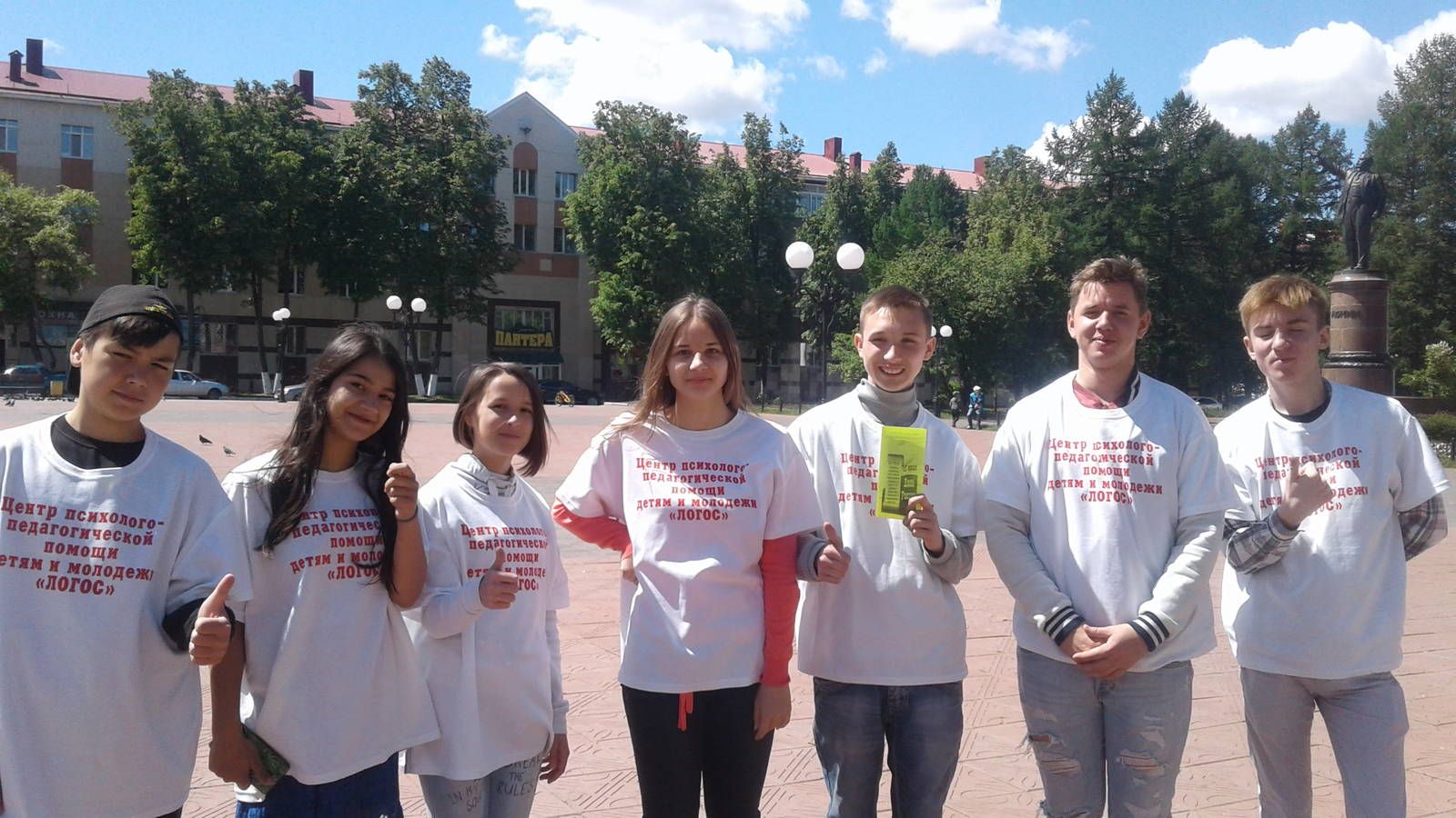 Лениногорские волонтеры поздравили жителей города с Днем России