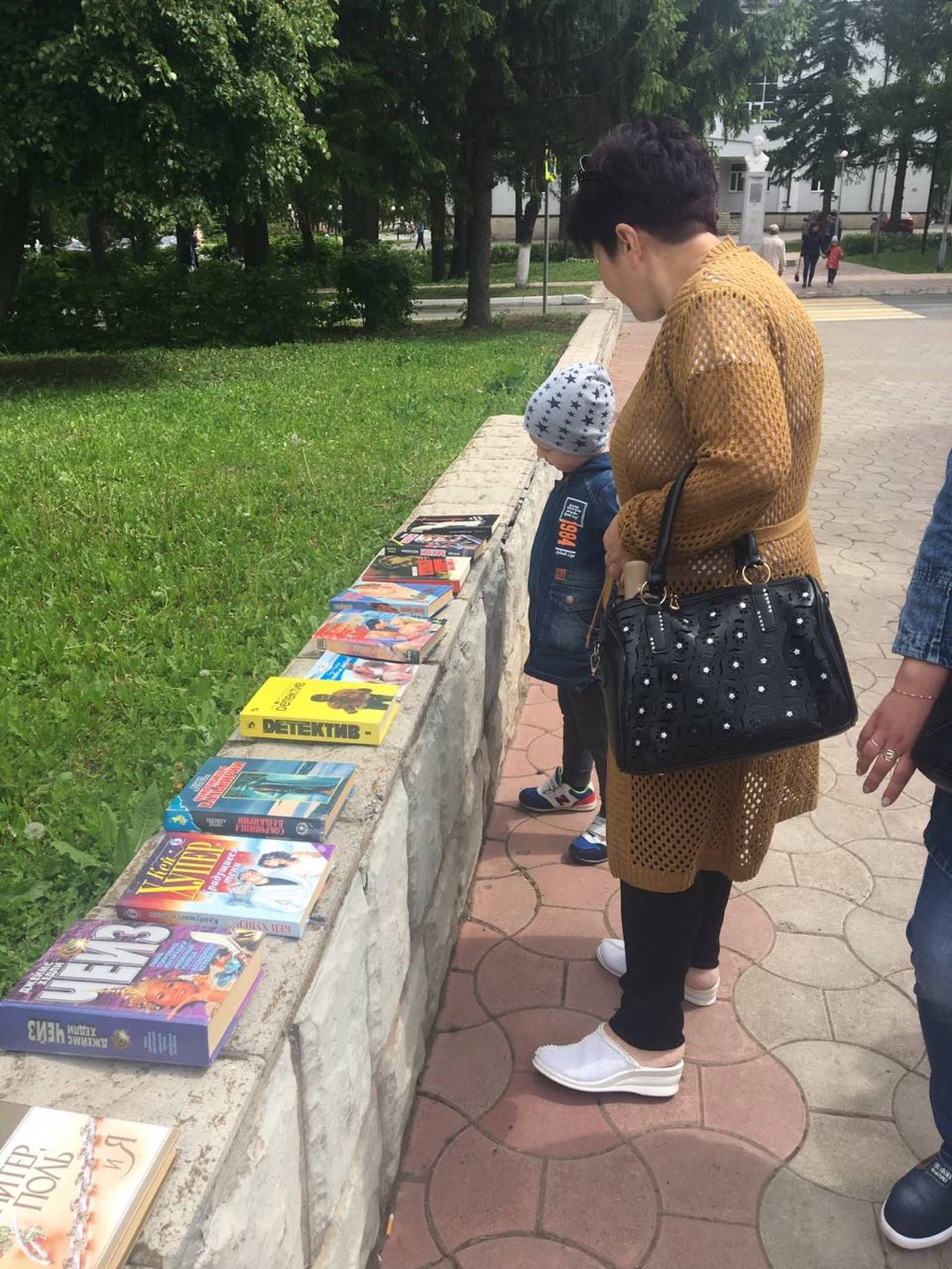 В Лениногорске прошла акция "Читающий бульвар"