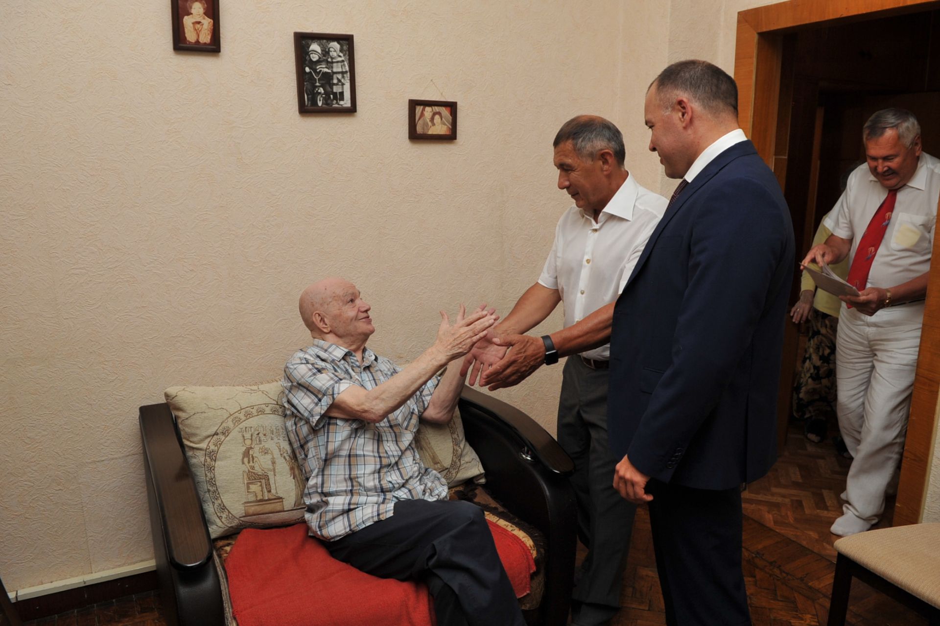 Начальник УГИБДД МВД по Республике Татарстана Ленар Габдурахманов навестил почетного ветерана ГИБДД