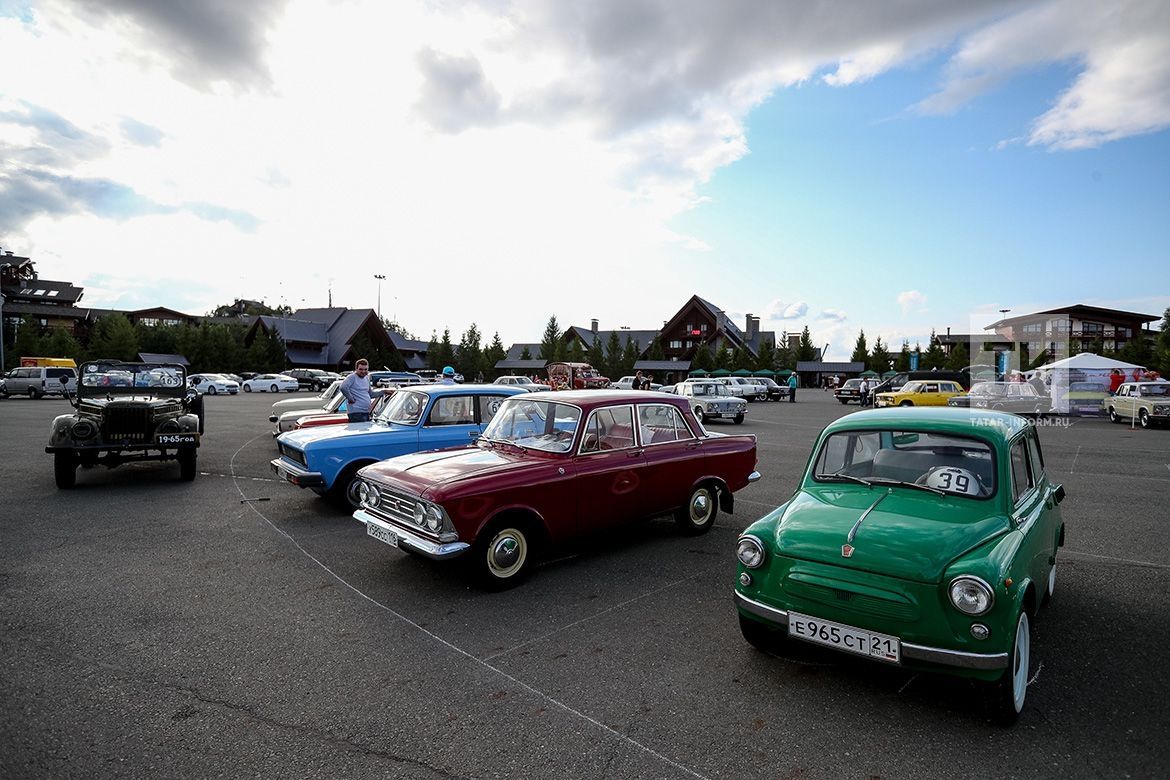 На Свияжские холмы приехали ретро-автомобили со всего мира