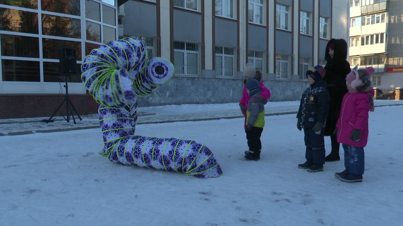 На Аллее нефтяников перед зданием НГДУ «Лениногорскнефть» состоялось новогоднее представление