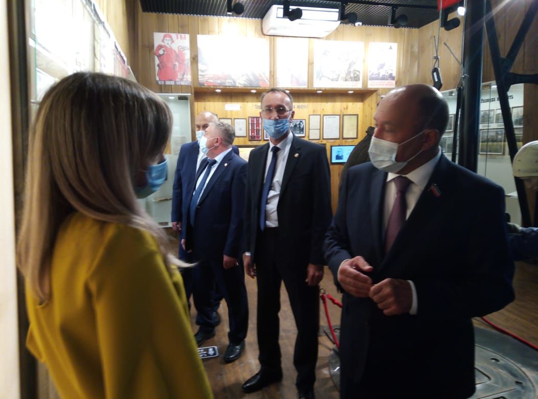 Заместитель председателя Госсовета РТ Марат Ахметов на экскурсии в Музее нефти Лениногорска