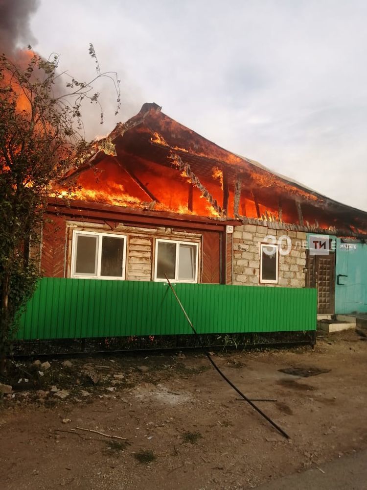 30 июля в Лениногорске на улице Кирова на одном участке горели частный дом, гараж и баня.