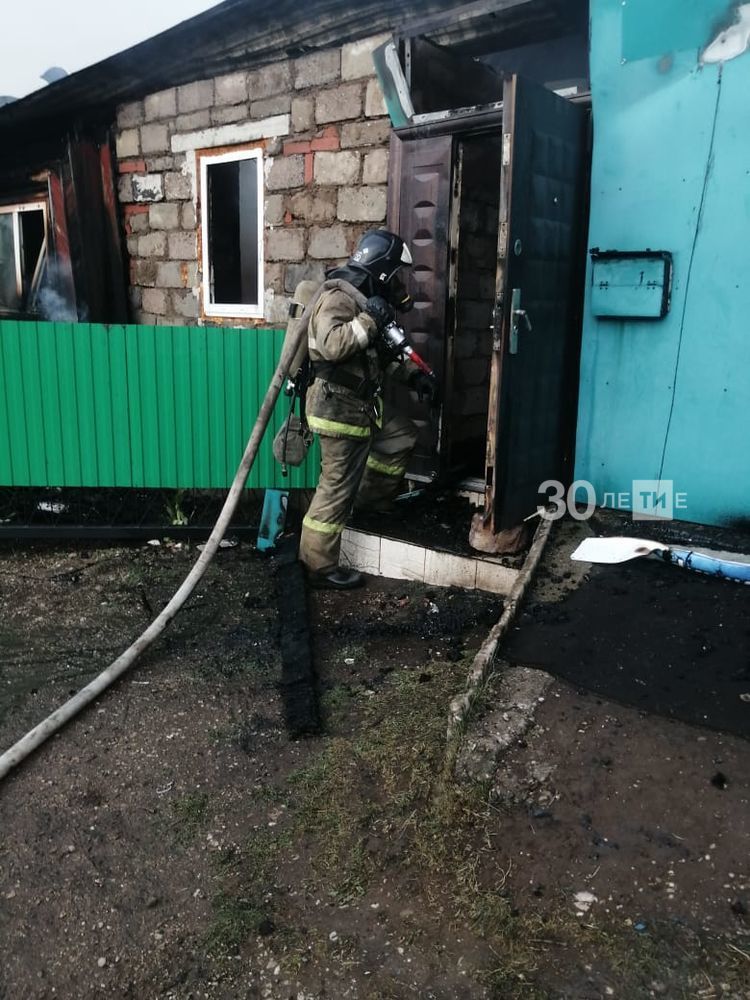 30 июля в Лениногорске на улице Кирова на одном участке горели частный дом, гараж и баня.