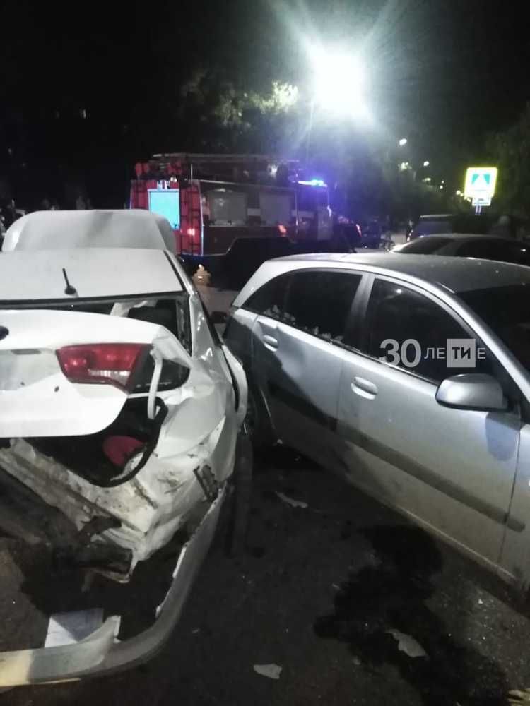 Два человека пострадали в серьезной аварии с тремя легковушками в Бугульме