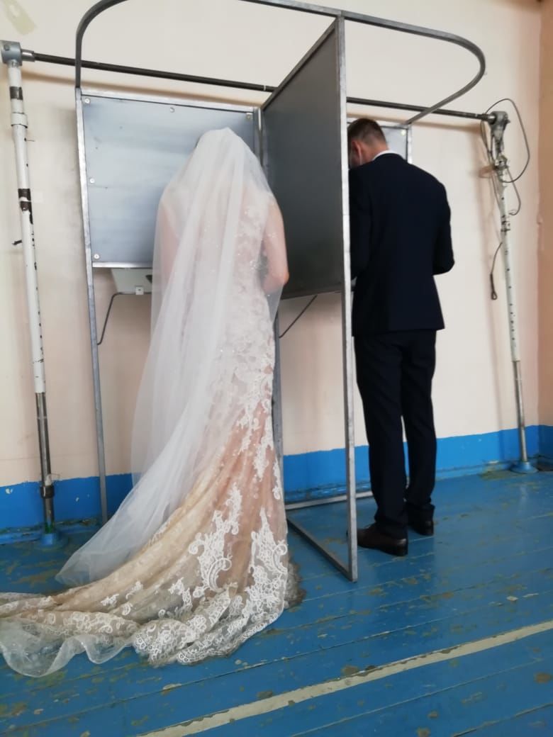 В день своей свадьбы проголосовали молодые лениногорцы Вадим и Алина Федоровы
