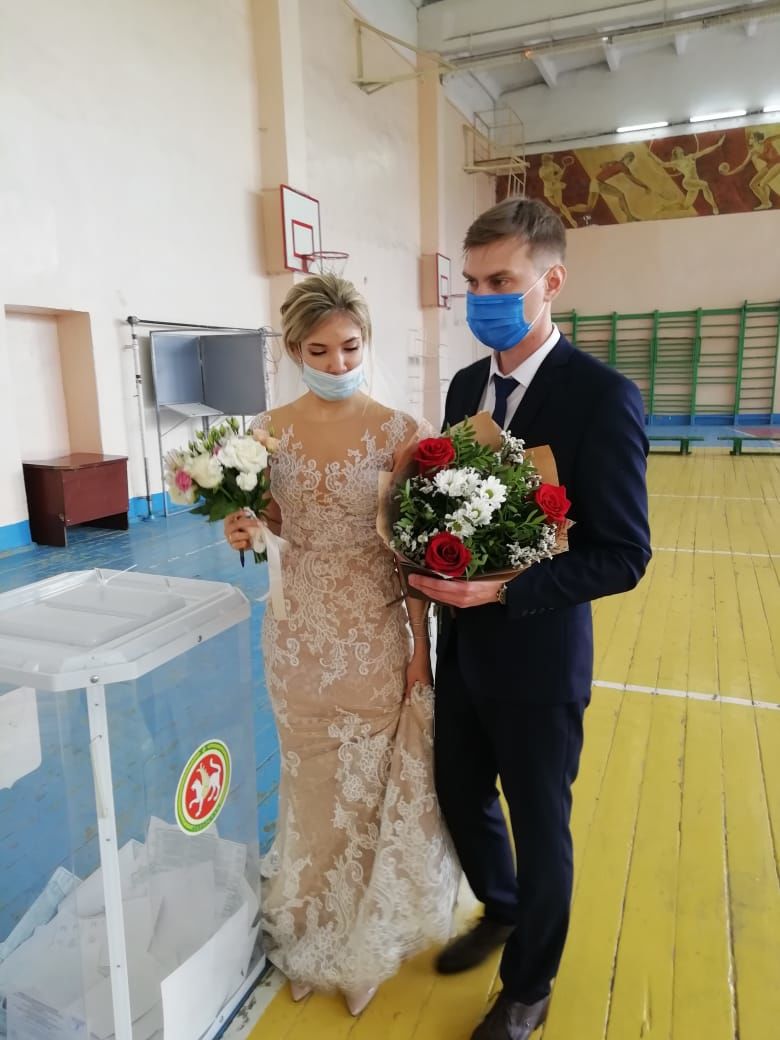 В день своей свадьбы проголосовали молодые лениногорцы Вадим и Алина Федоровы