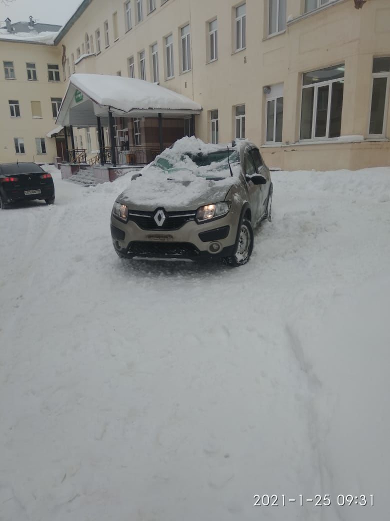 В Лениногорске уже есть пострадавшие от падения снега с крыши