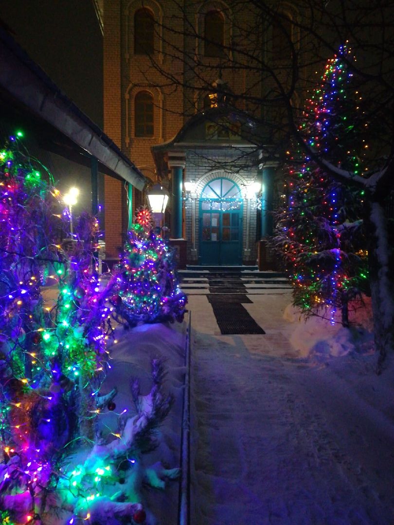 Лениногорская православная церковь украшена к празднику Рождество Христово