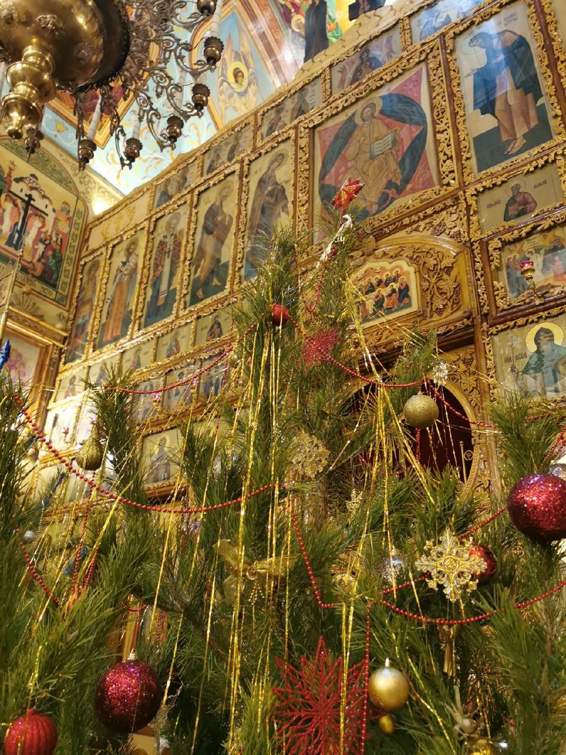 Лениногорская православная церковь украшена к празднику Рождество Христово