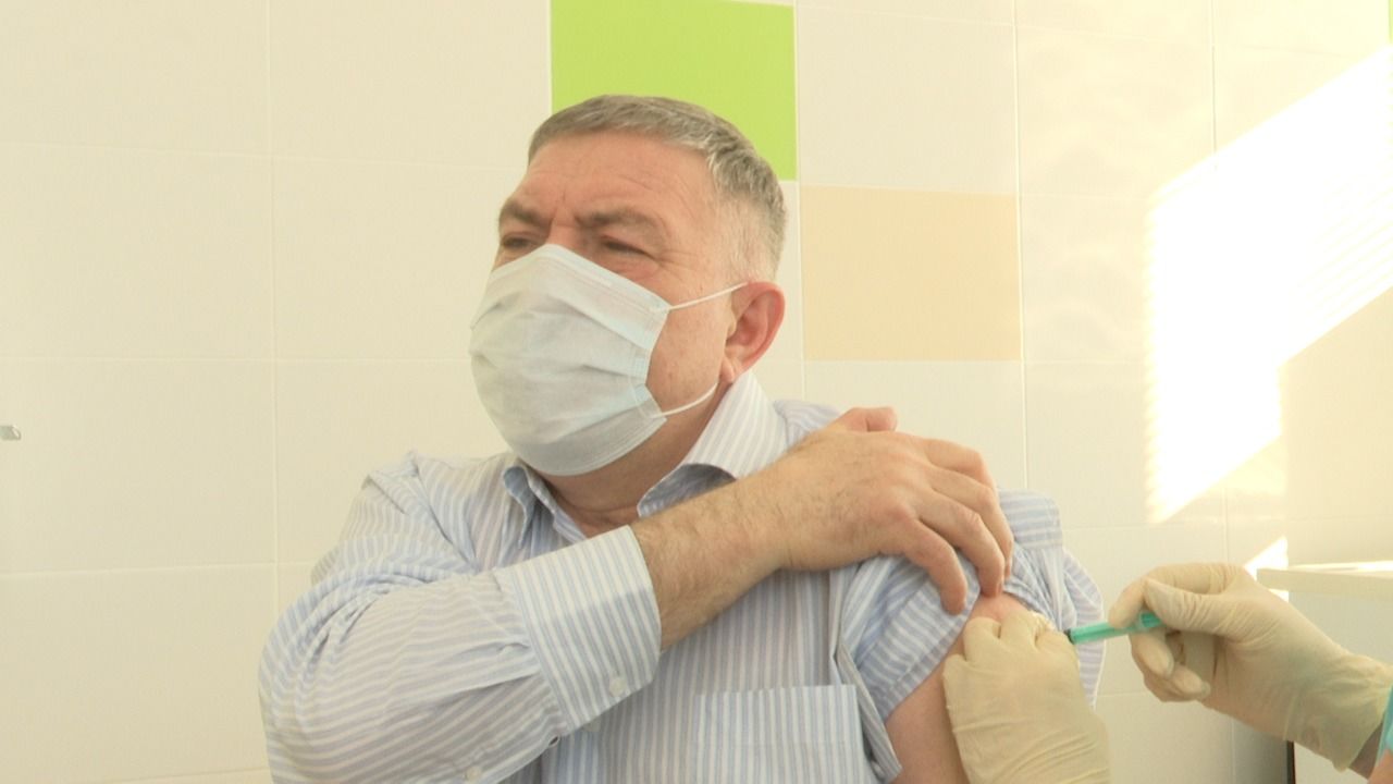 Глава Лениногорского района сделал себе прививку от коронавируса