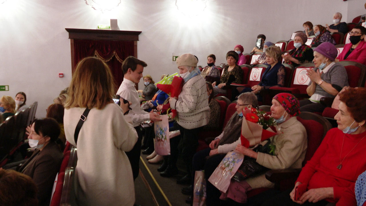 Поздравили женщин с восьмым марта в Лениногорске