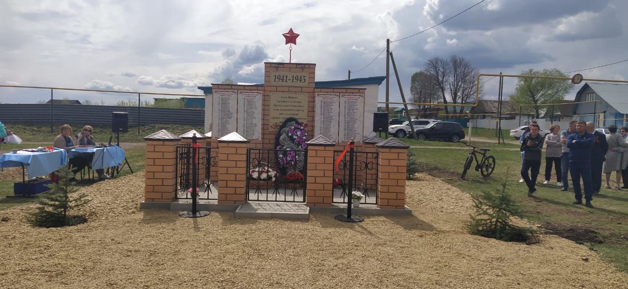 В Лениногорском районе жители села сами построили памятник воинам-землякам