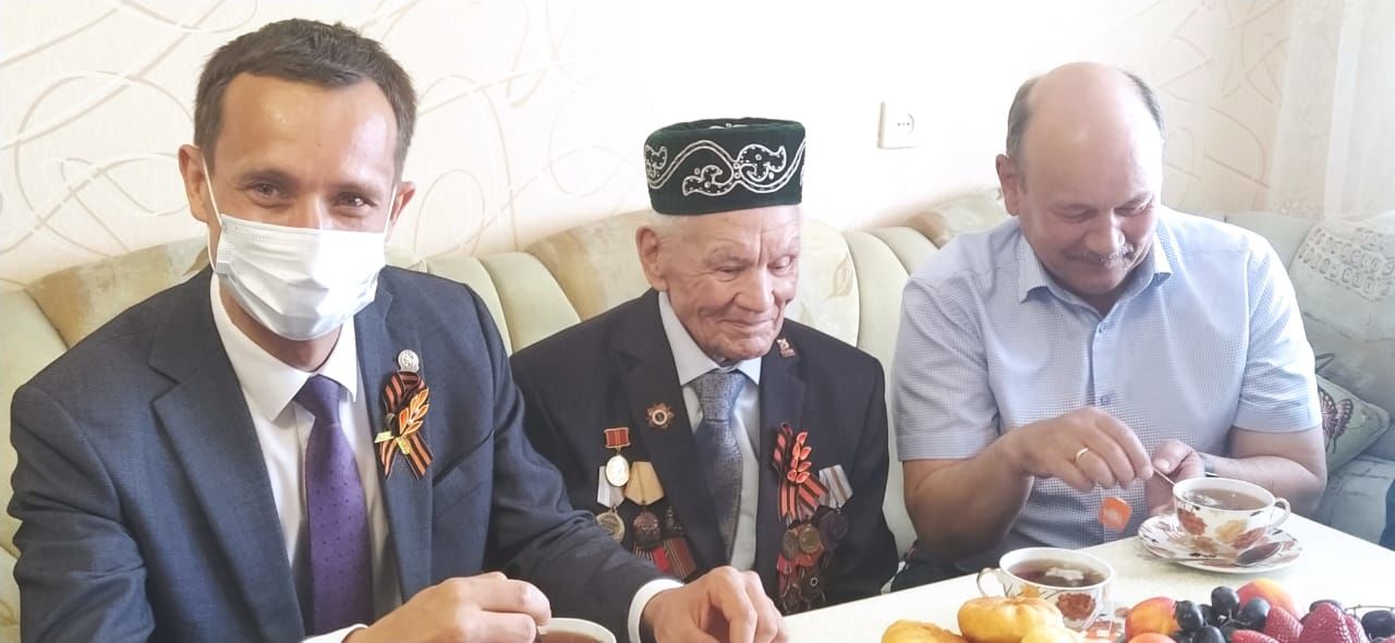 Министр информационных технологий Татарстана Айрат Хайруллин лично поздравил двух лениногорских ветеранов