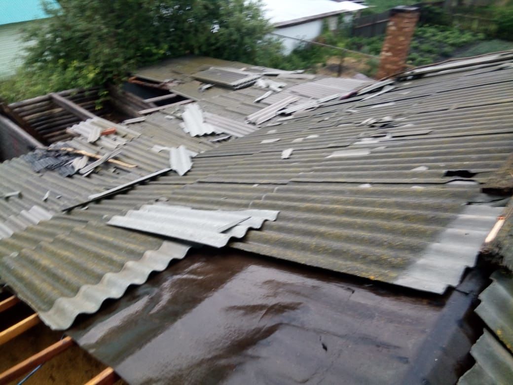 В селе Степной Зай  Лениногорского района ураган повредил крыши домов.