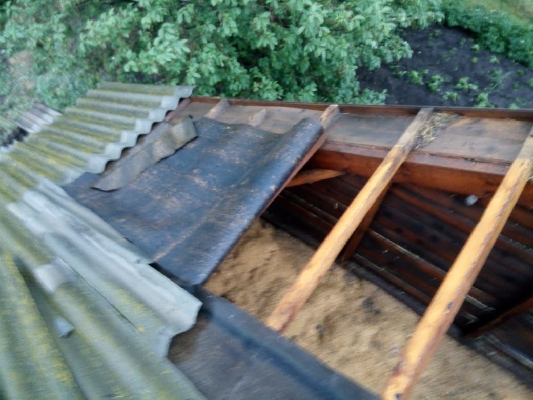 В селе Степной Зай  Лениногорского района ураган повредил крыши домов.