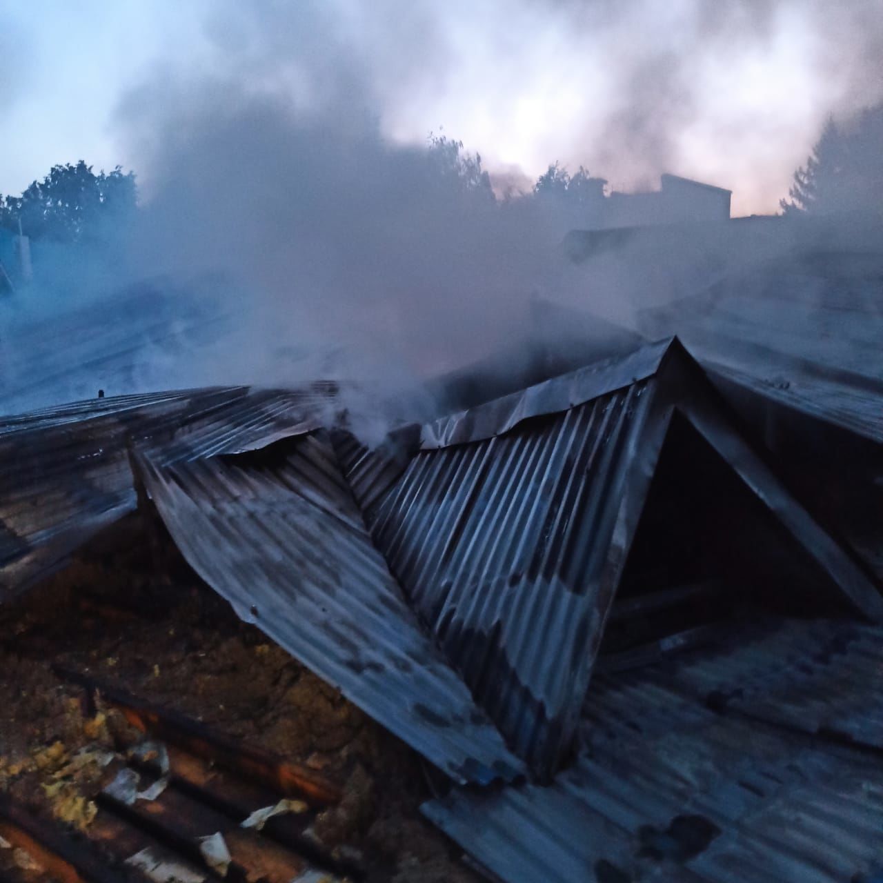 В Лениногорске ураган срывал крыши и выводил из строя автомобили