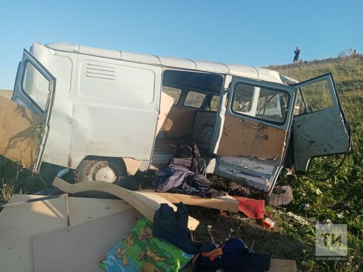 Один мужчина погиб и двое получили травмы в вылетевшем с дороги в кювет авто в Татарстане