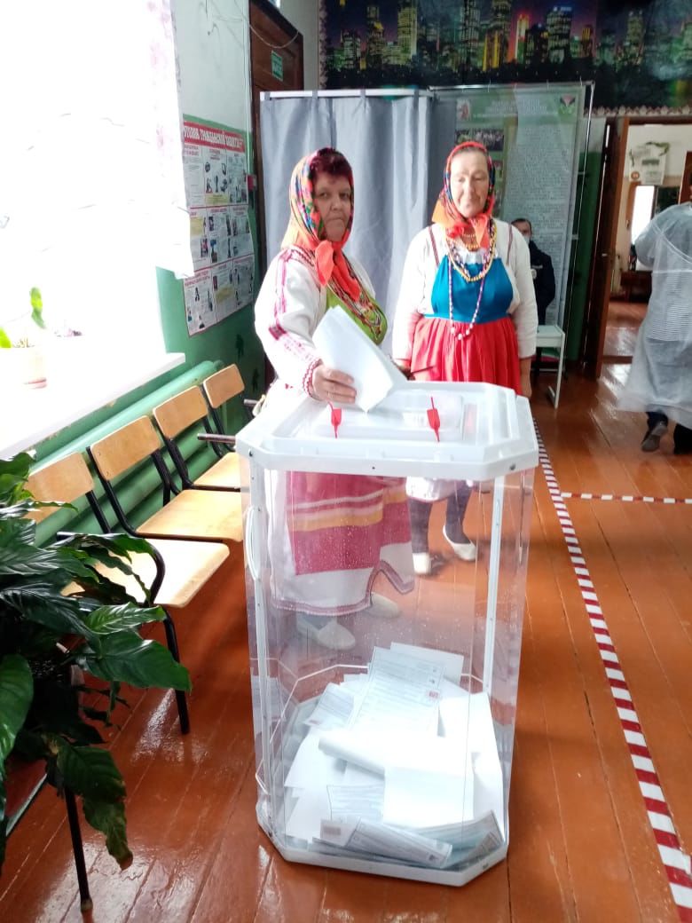 Избиратели села Мордовская Кармалка Лениногорского района пришли на избирательные участки в национальных костюмах