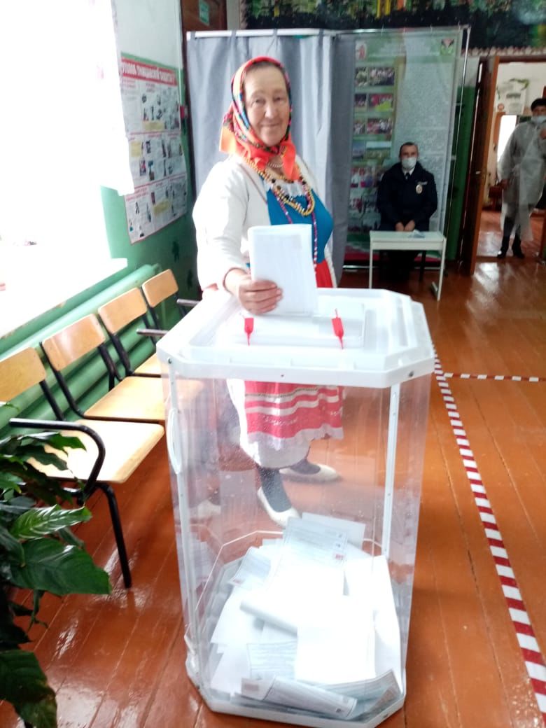 Избиратели села Мордовская Кармалка Лениногорского района пришли на избирательные участки в национальных костюмах