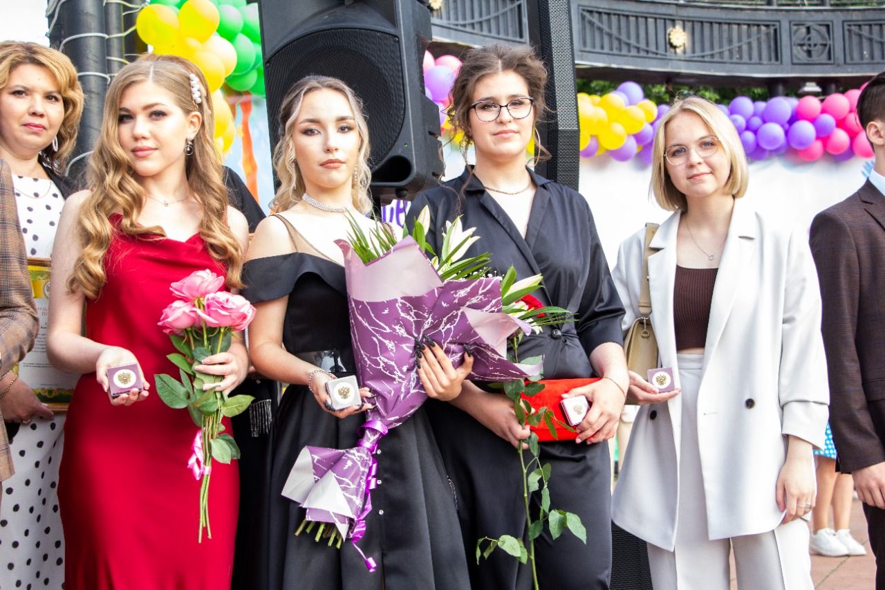 44 лениногорских выпускника получили медали “За особые успехи в образовании”