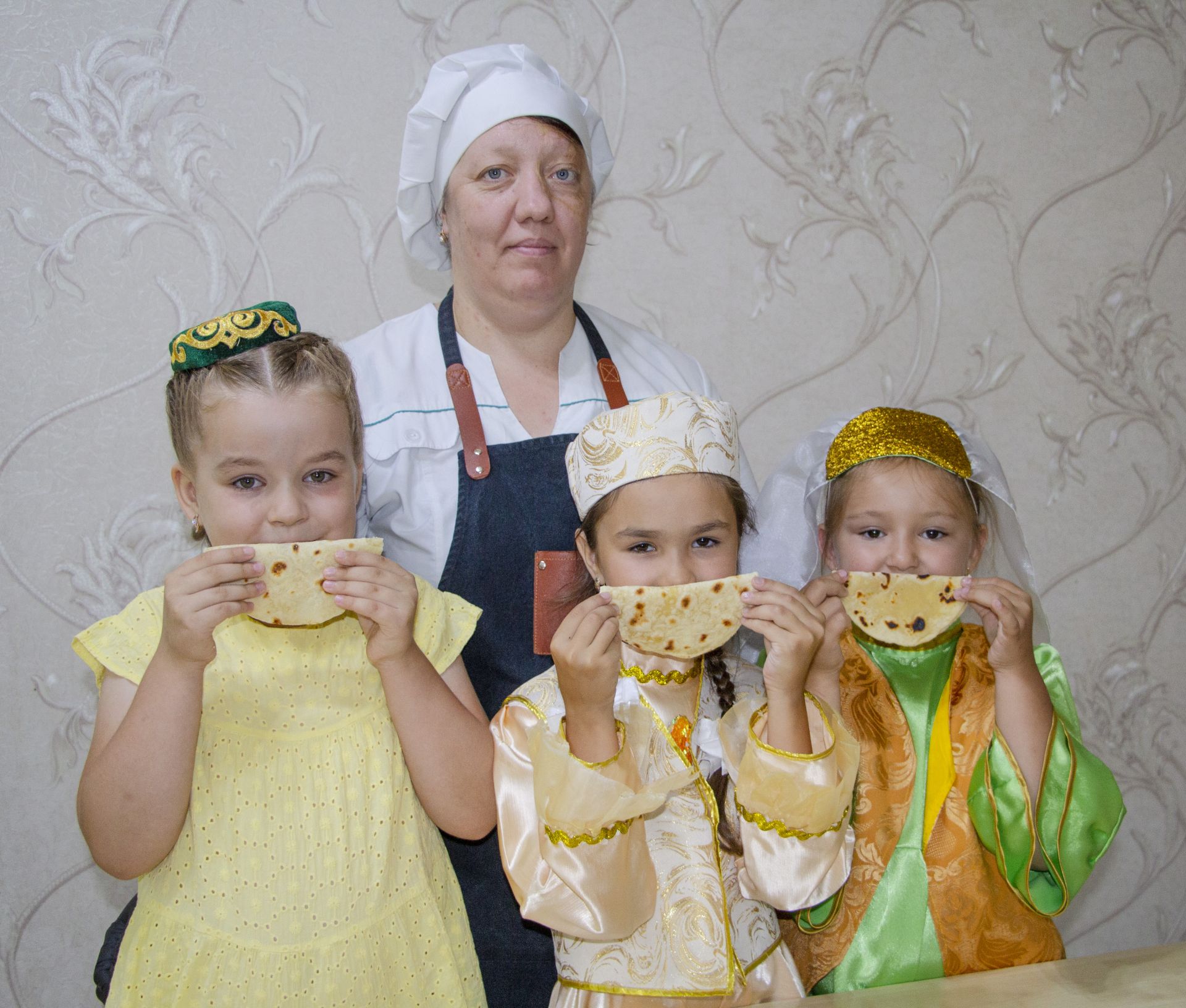 Малыши из детских садов Лениногорска в проекте «Тюбетейка дружбы» учатся готовить национальные блюда