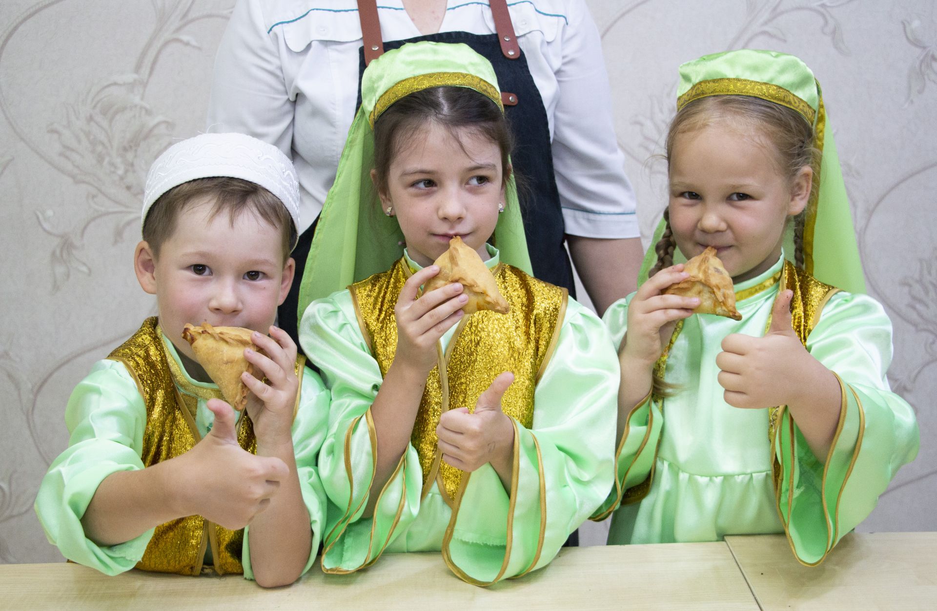 Малыши из детских садов Лениногорска в проекте «Тюбетейка дружбы» учатся готовить национальные блюда