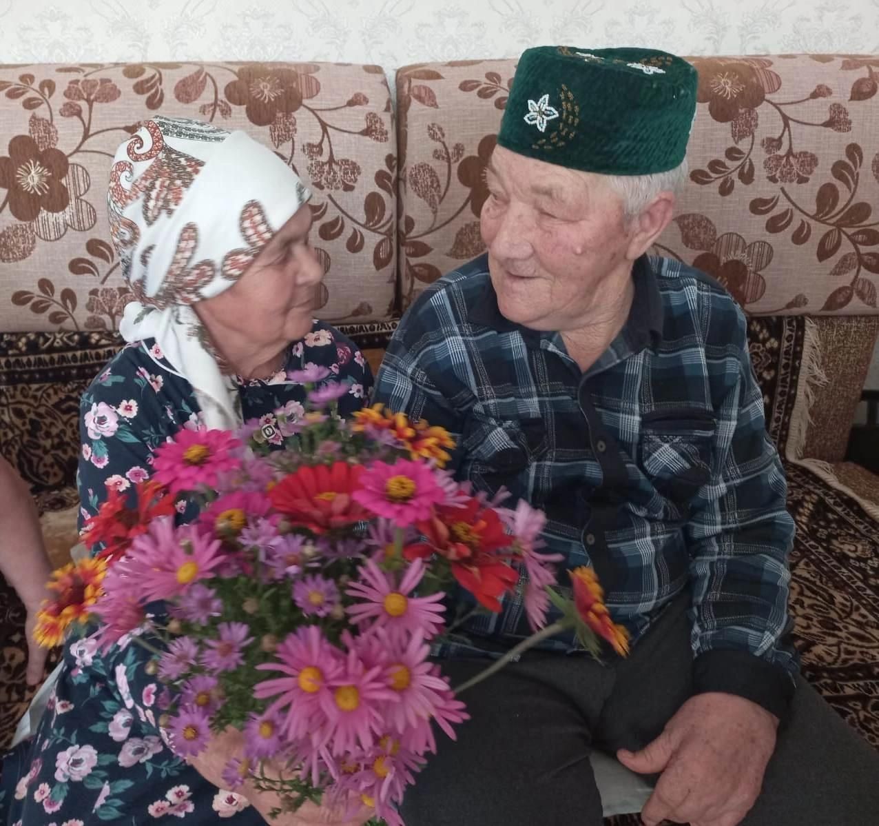 В Лениногорском районе волонтёры посетили пожилую семейную пару, которая живёт в приемной семье