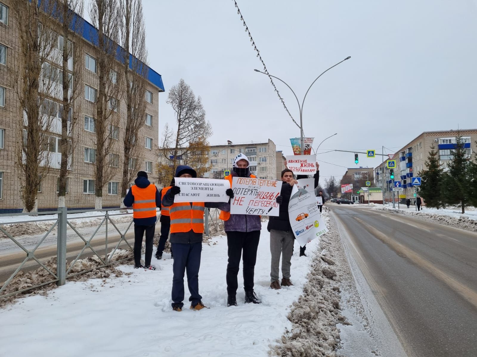 Студенты Лениногорска провели флешмоб по правилам дорожного движения