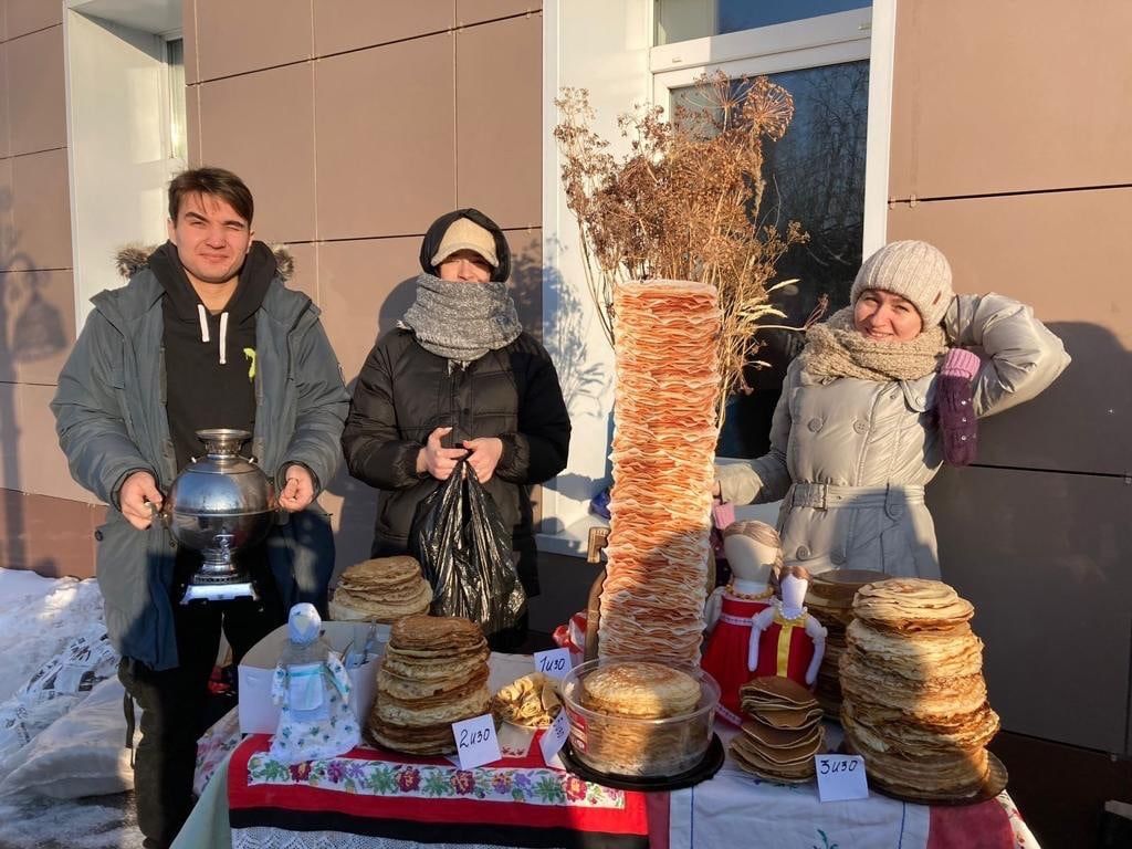 В педагогическом колледже Лениногорска на Масленицу испекли самый высокий блинный столб