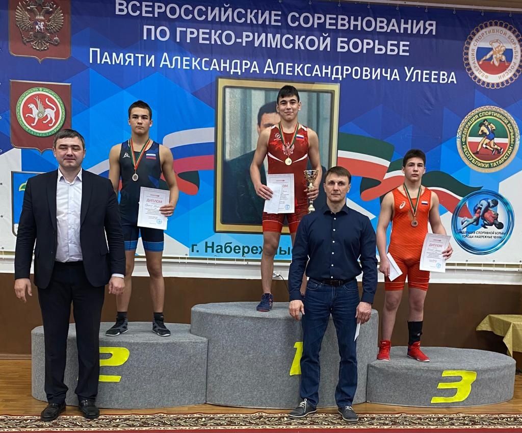 Лениногорские борцы стали бронзовыми призерами всероссийского турнира