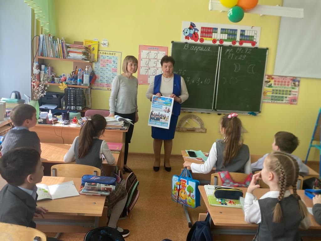 В Лениногорске первоклашкам вручили светоотражающие элементы