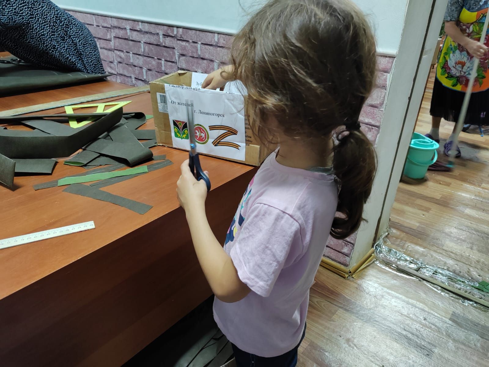 Жители Лениногорска плетут маскировочные сети для наших бойцов