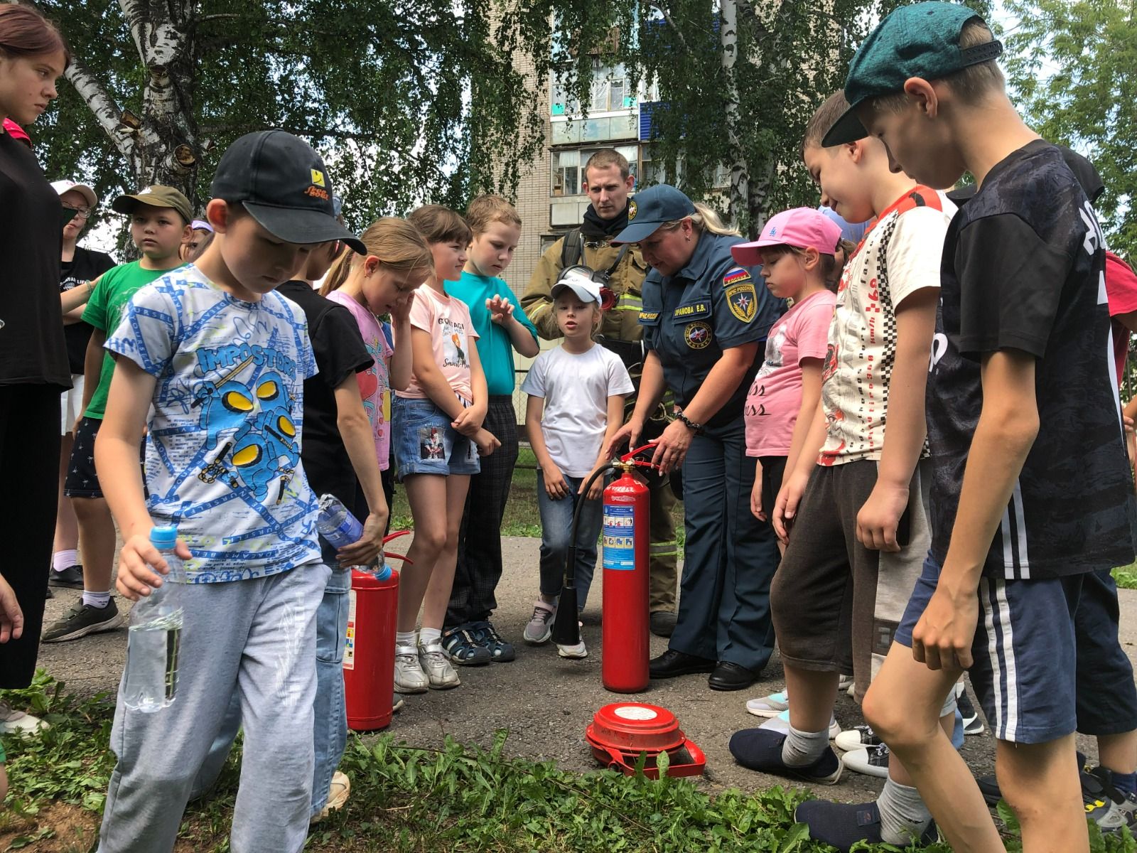 Лениногорские дети из пришкольных летних лагерей посетили пожарную часть