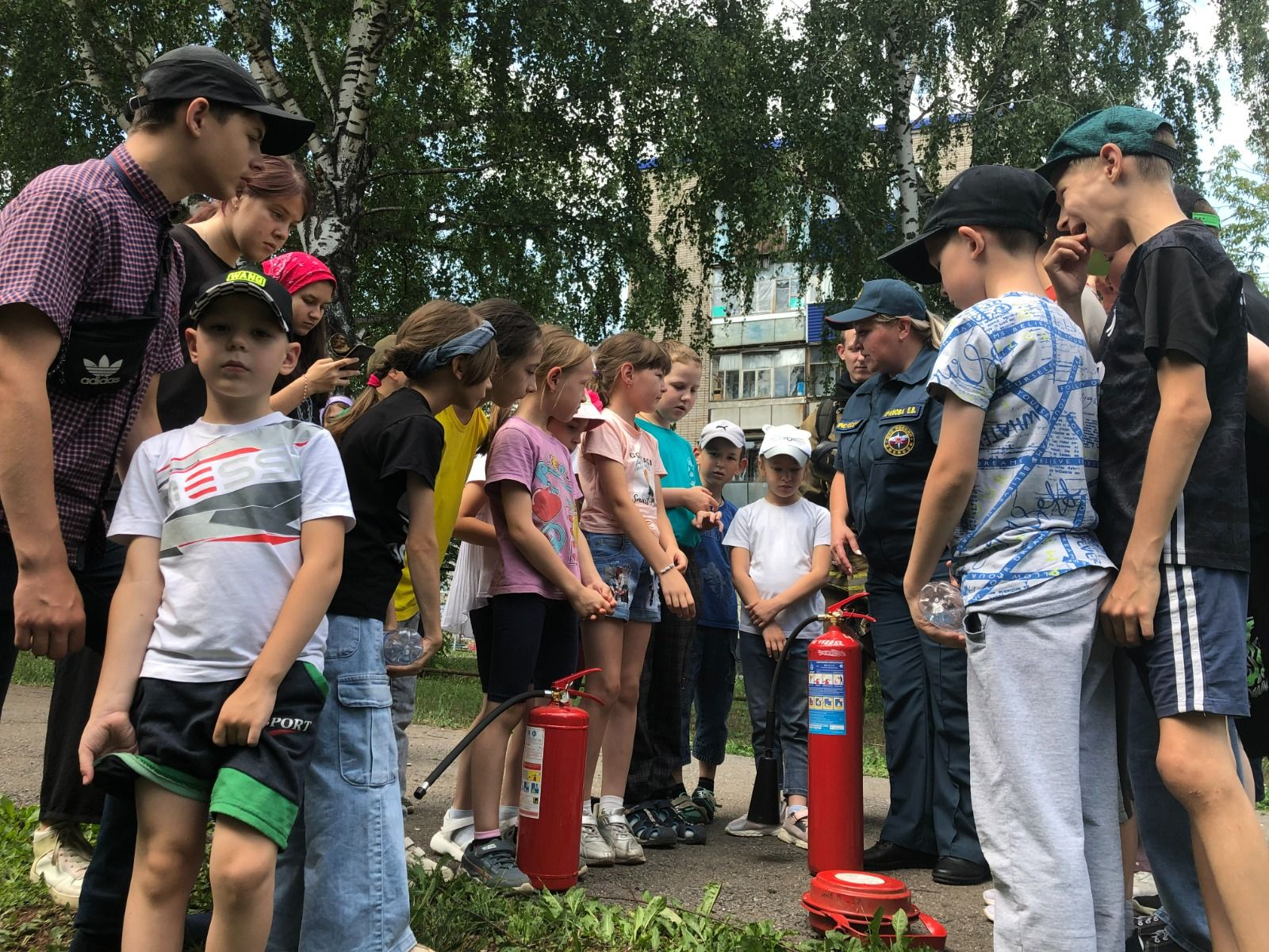 Лениногорские дети из пришкольных летних лагерей посетили пожарную часть