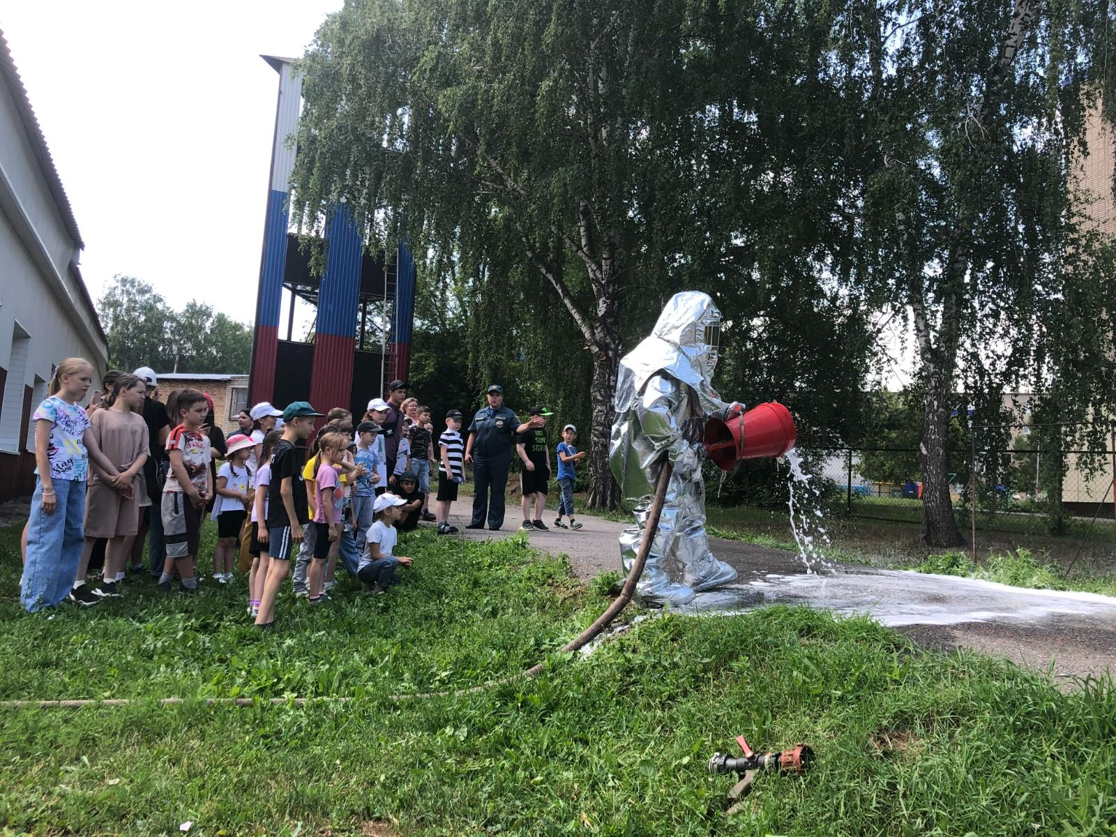 Лениногорские дети из пришкольных летних лагерей посетили пожарную часть
