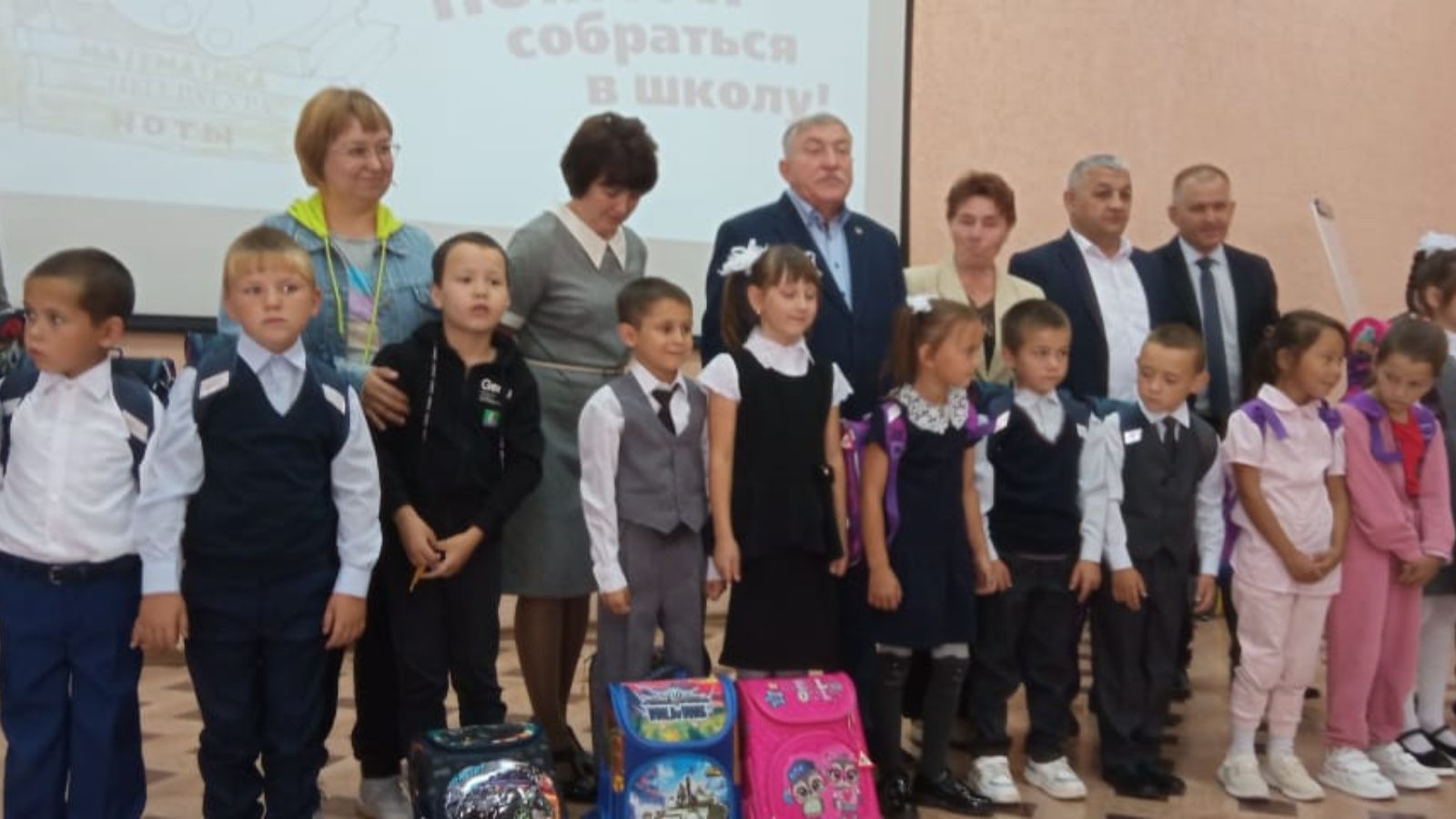 В Лениногорске 50 будущим первоклассникам вручили портфели
