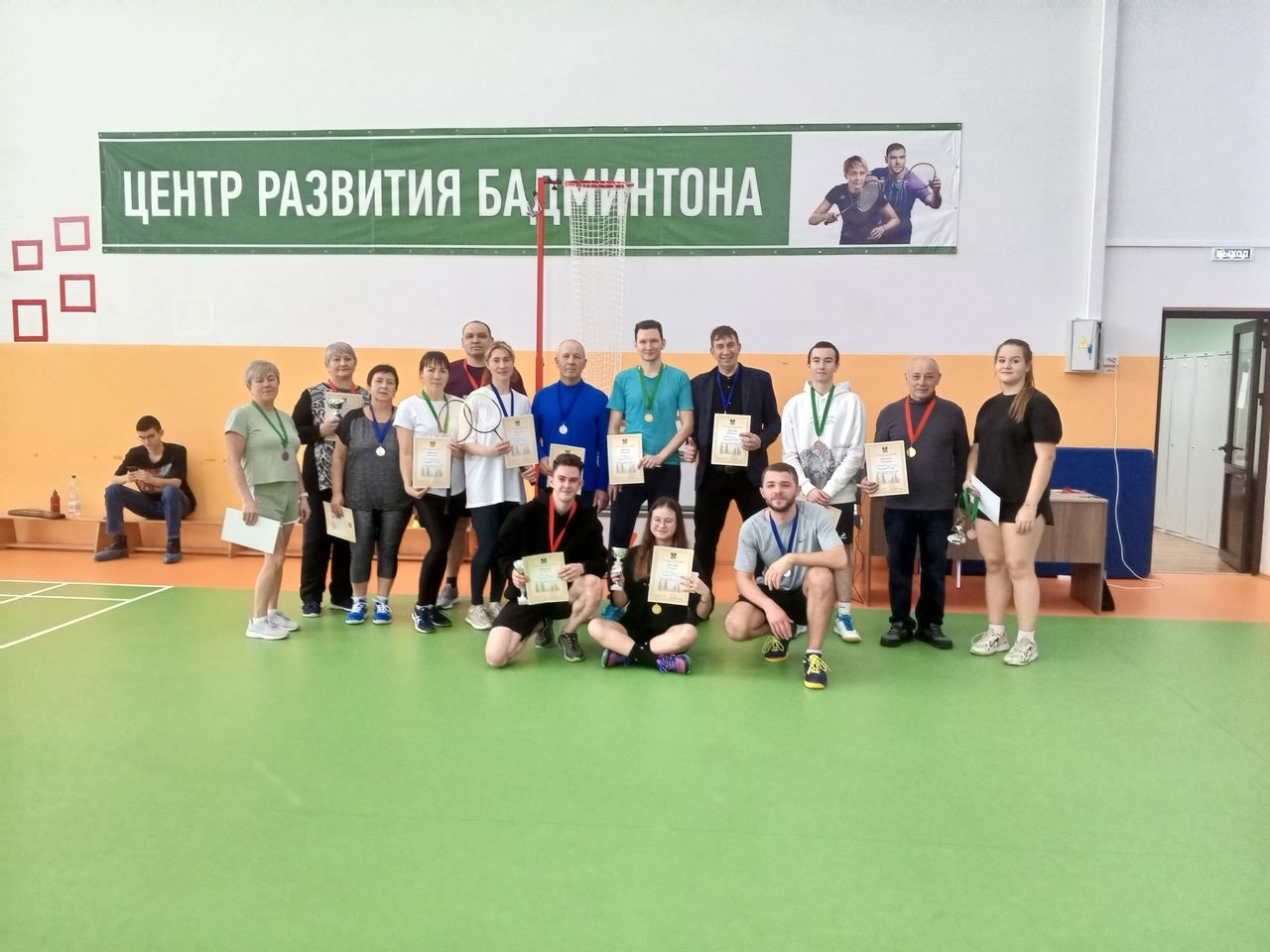 В спортивном зале спорткомплекса «Юность» прошел новогодний турнир по бадминтону на Кубок Главы города Лениногорск