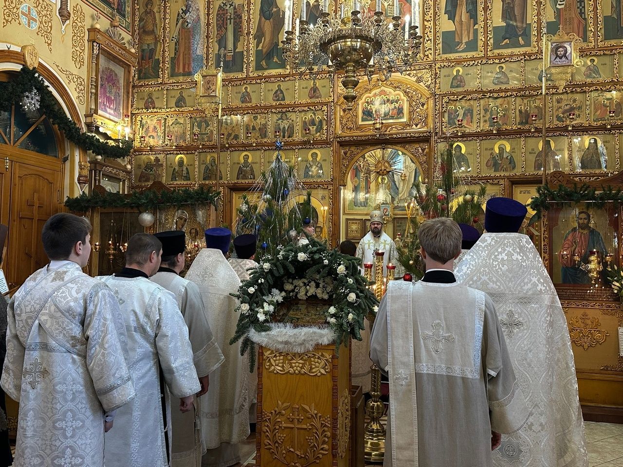 В день памяти апостола первомученика и архидиакона Стефана епископ Мефодий совершил Литургию в Троицком храме Лениногорска