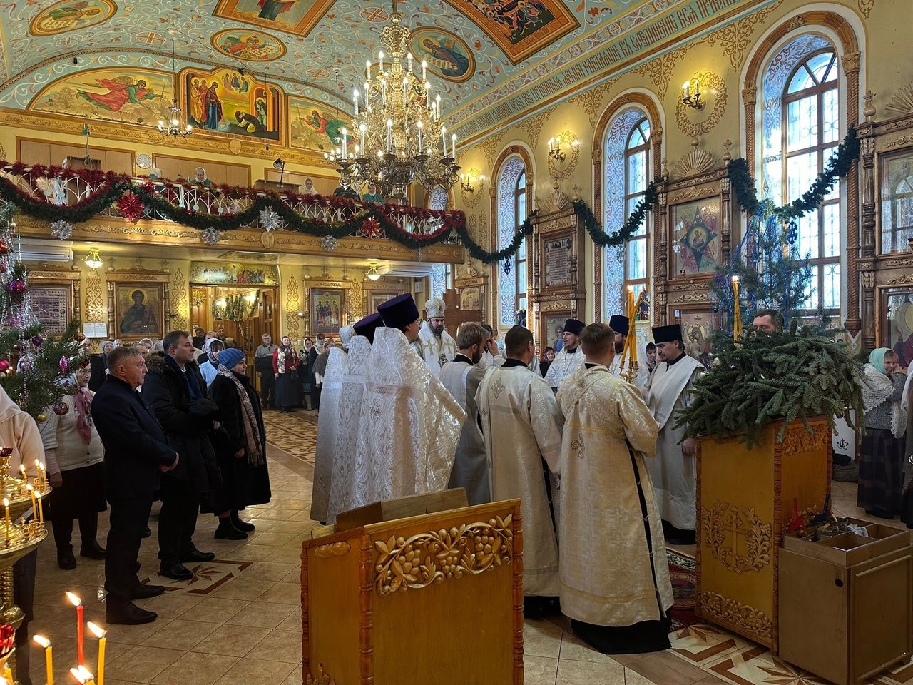 В день памяти апостола первомученика и архидиакона Стефана епископ Мефодий совершил Литургию в Троицком храме Лениногорска