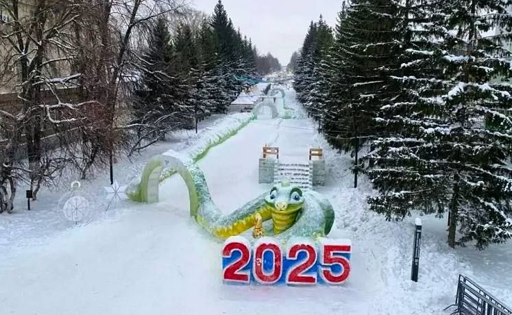 В Бугульме слепили 243-метровую снежную змею
