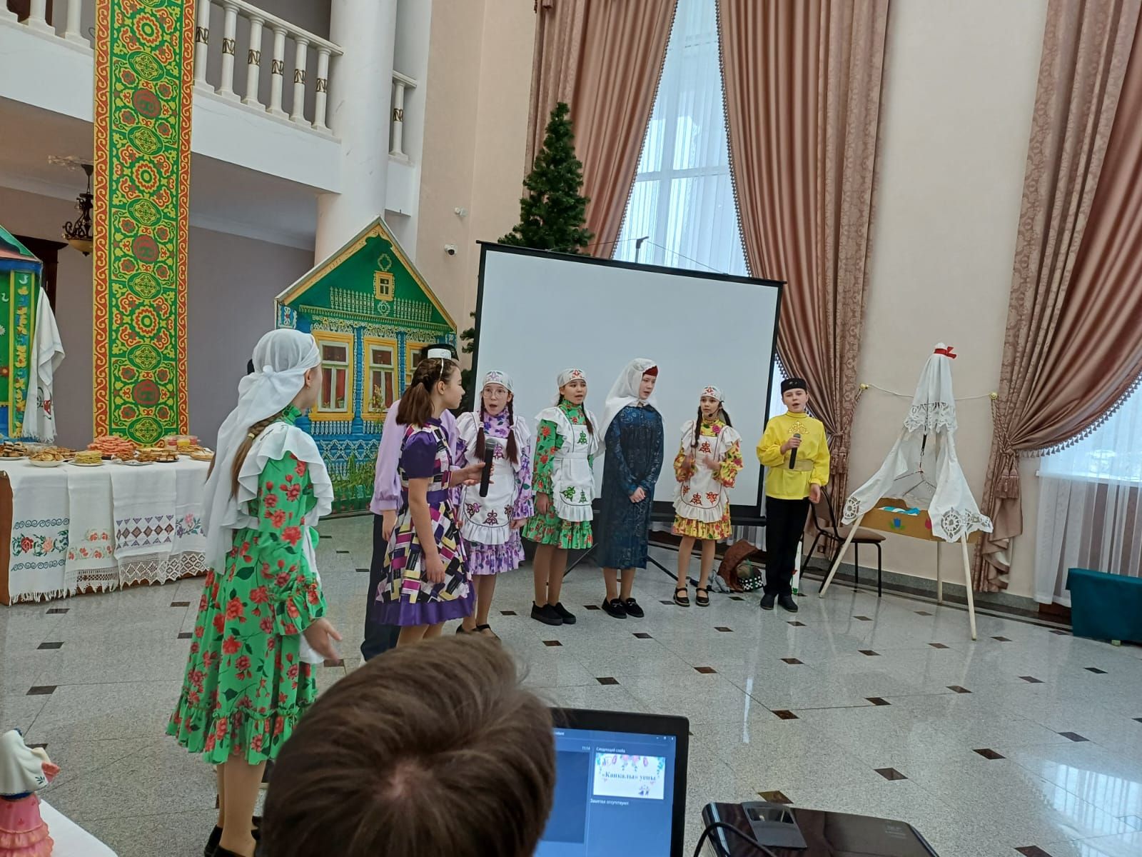 В Лениногорске на фольклорном вечере всей семьей играли в народные игры