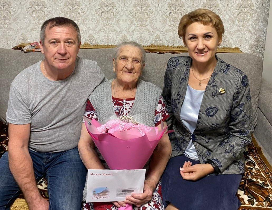 В Лениногорском районе поздравили с 95-летием Кузнецову Александру Васильевну