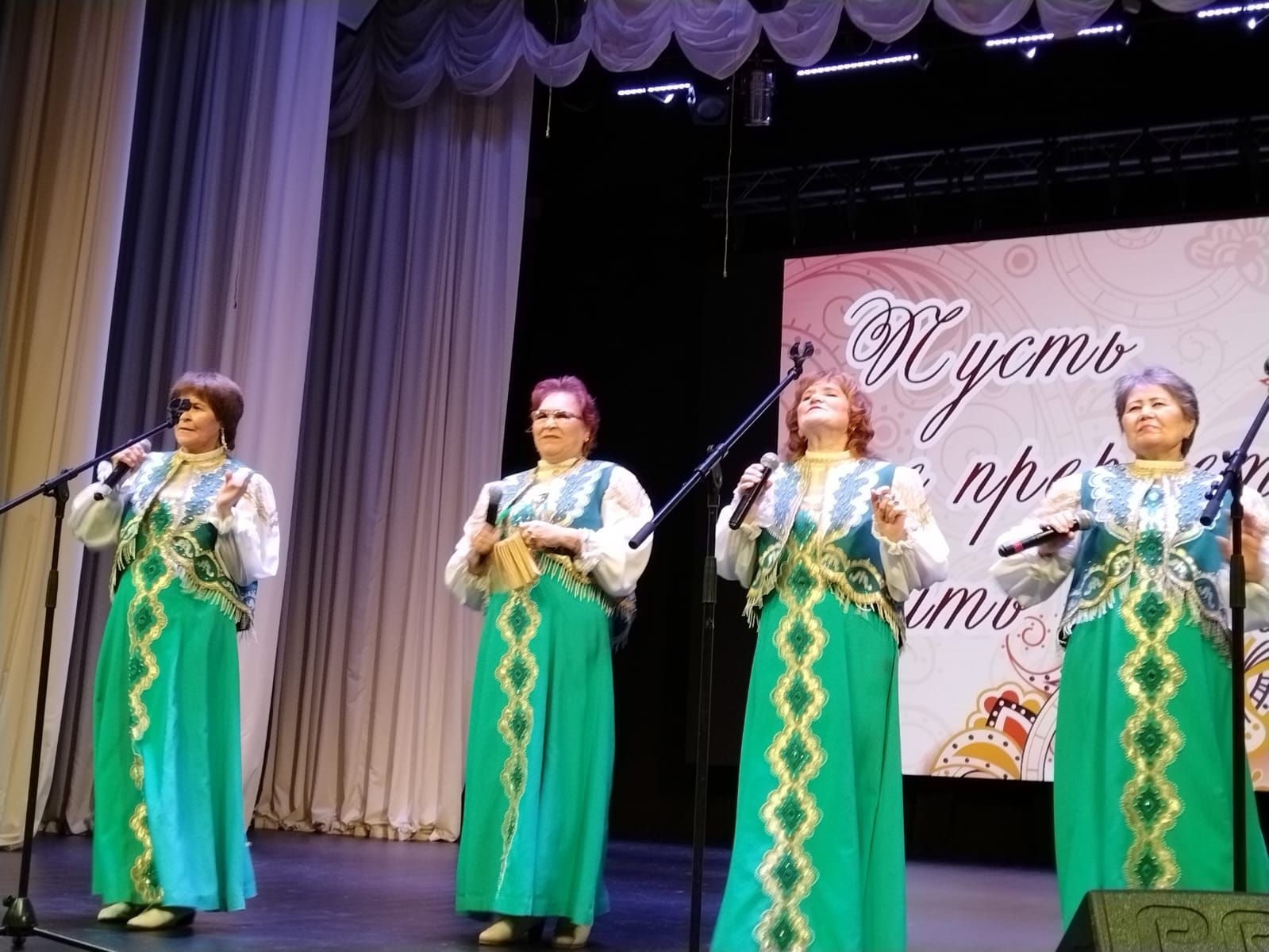 На сцене Дворца культуры – таланты серебряного возраста