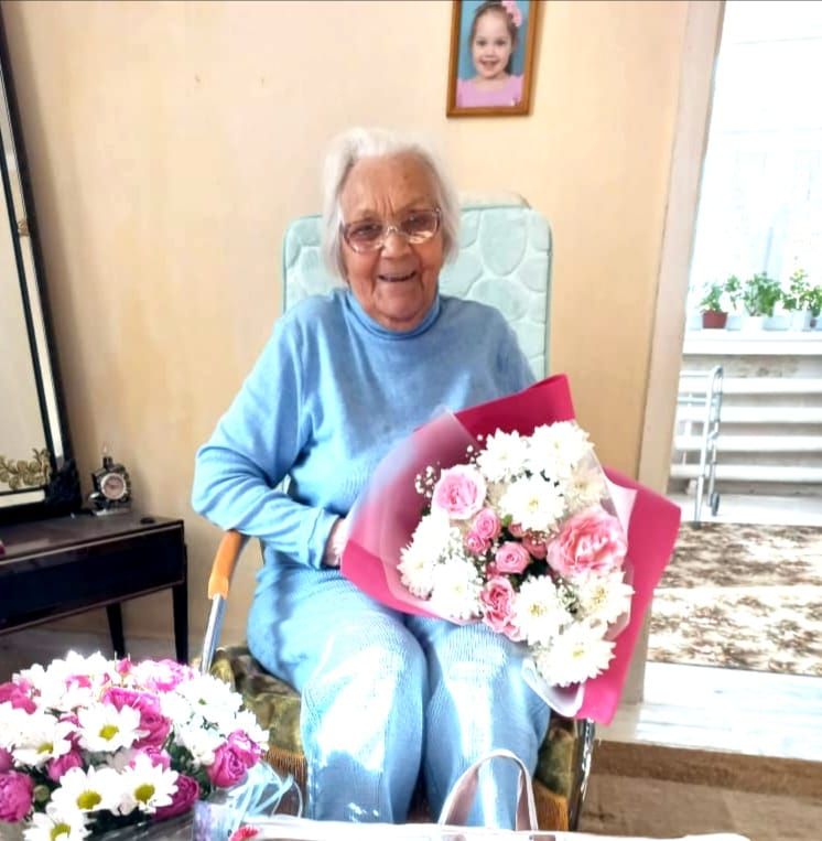 Жительницу Лениногорска Веру Тимофееву поздравили с 95-летием.