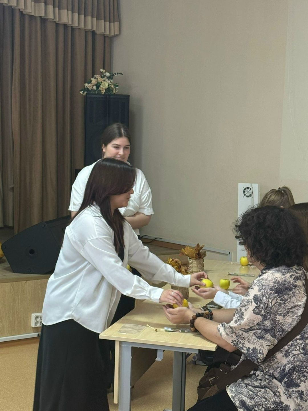 В Лениногорске студенты художественного колледжа поздравили своих педагогов с Днем учителя