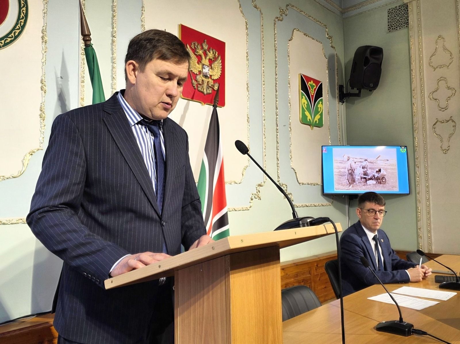 На деловом понедельнике у главы Лениногорского района особо отметили педагогов села Шугурово