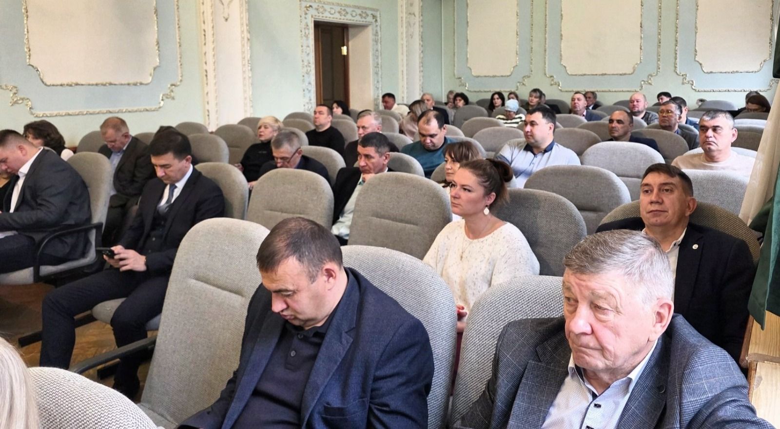 На деловом понедельнике у главы Лениногорского района особо отметили педагогов села Шугурово