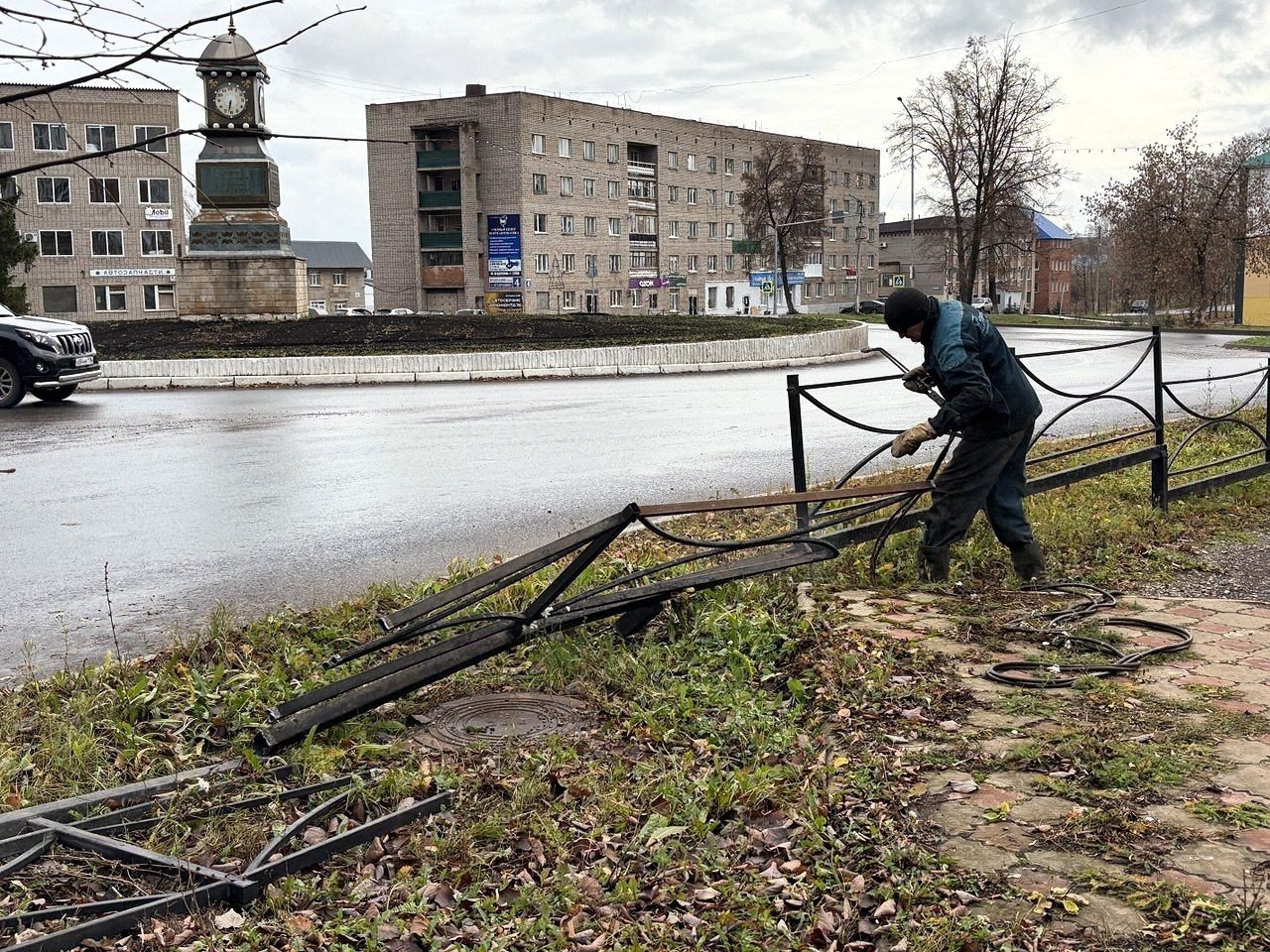 В Лениногорске начали демонтировать железные ограждения между дорогой и тротуаром
